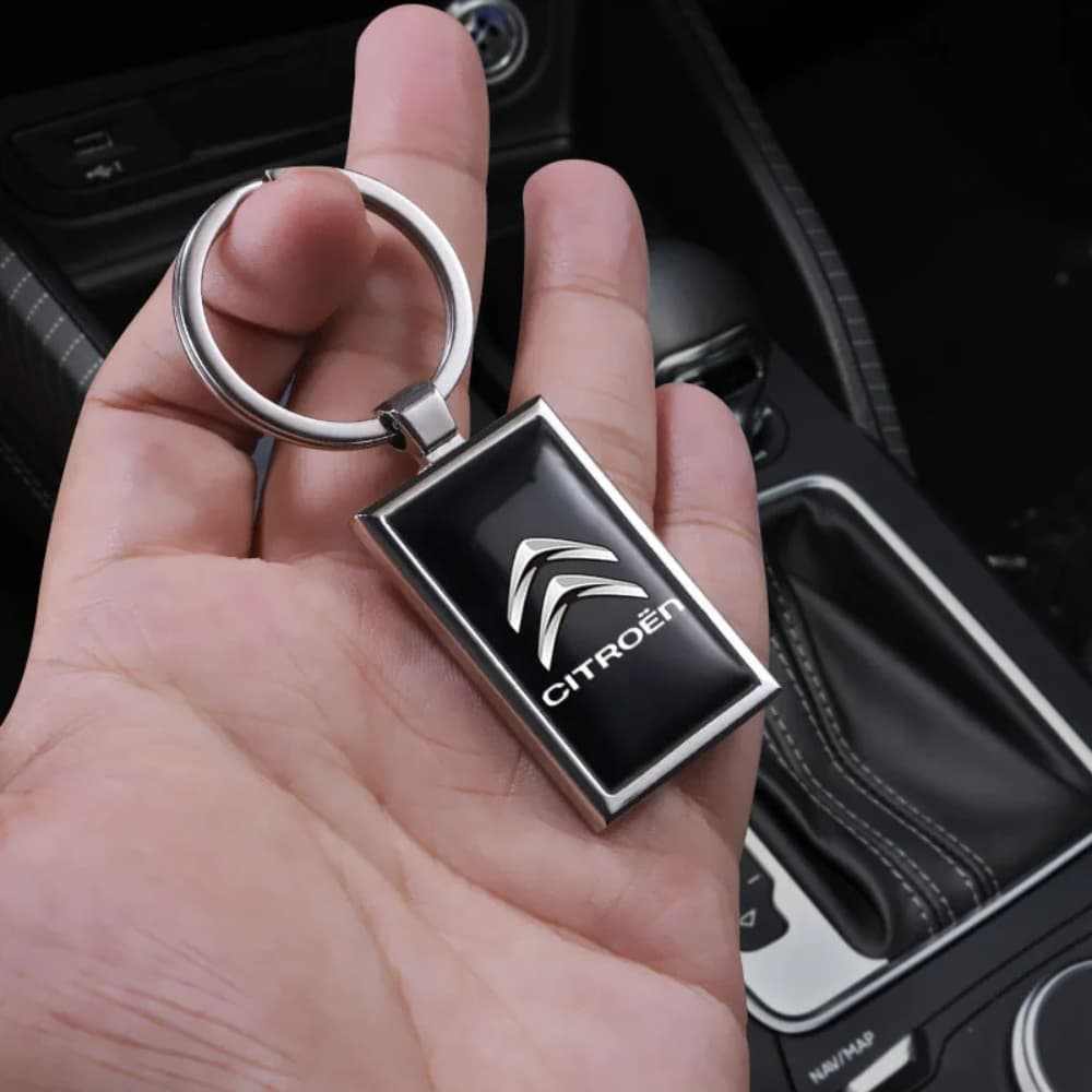 main avec porte clés noir de voiture avec logo citroen