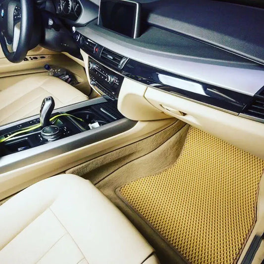 tapis de voiture couleur sable avec bordure marron