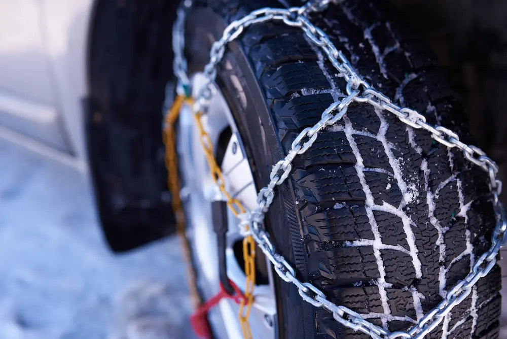 chaines à neige sur roue motrice de voiture