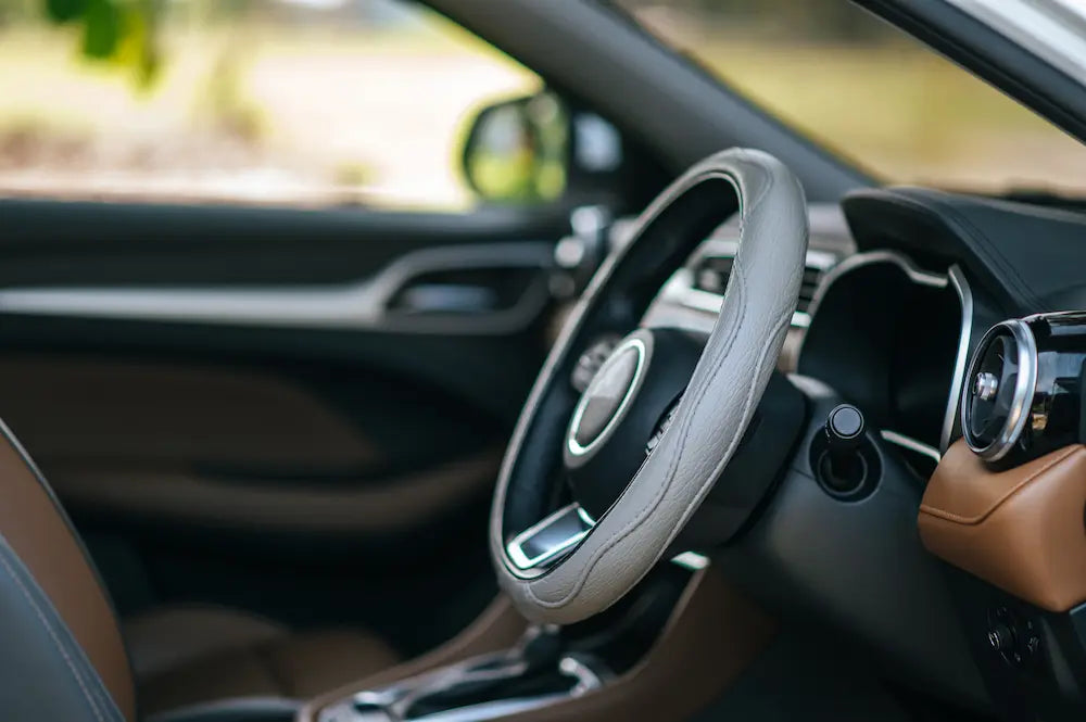 intérieur de voiture avec un couvre volant design