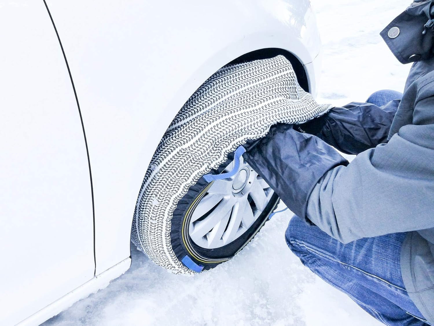 Montage facile chaussette neige Michelin SOS Grip sur route enneigée