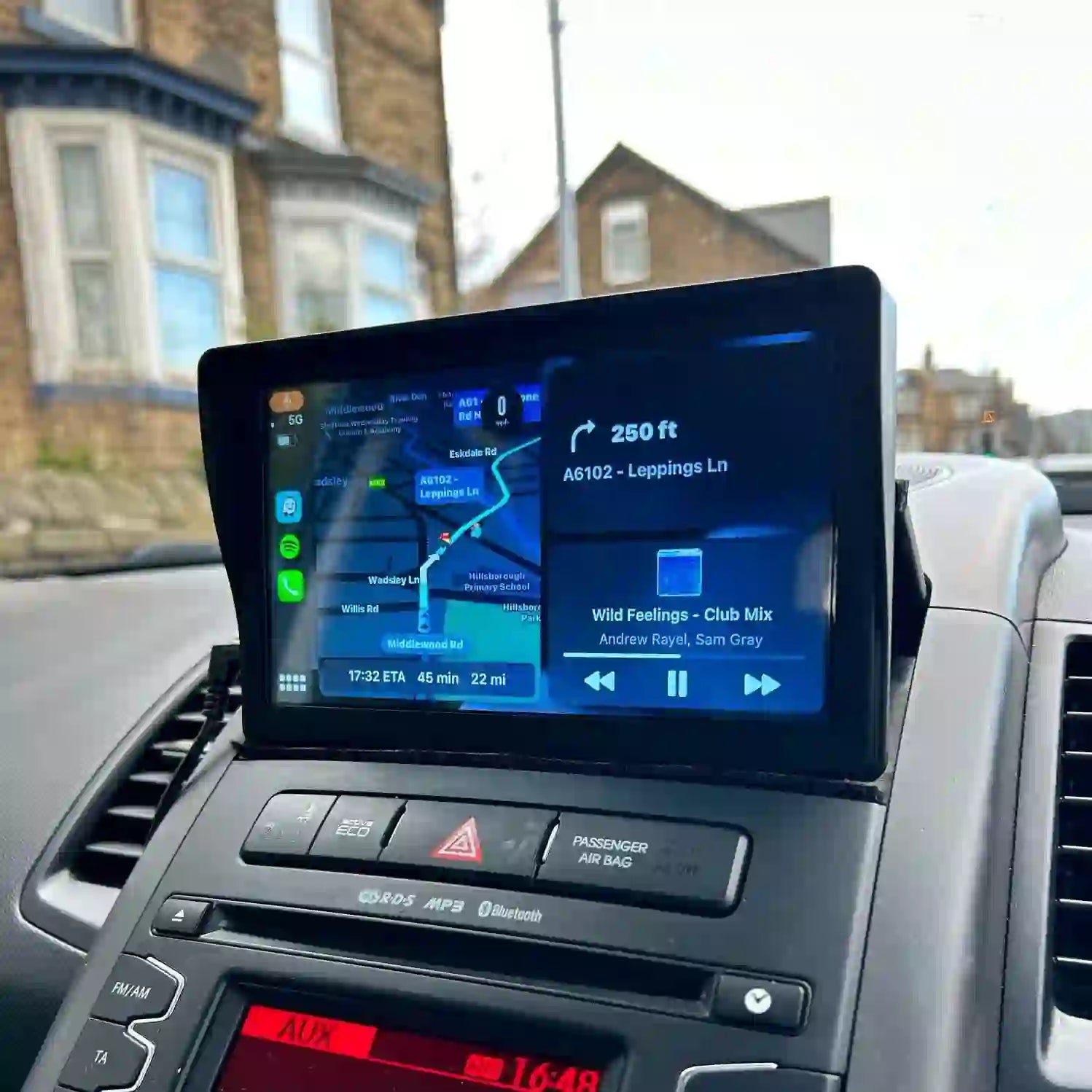 Ecran tactile voiture waze spotify téléphone