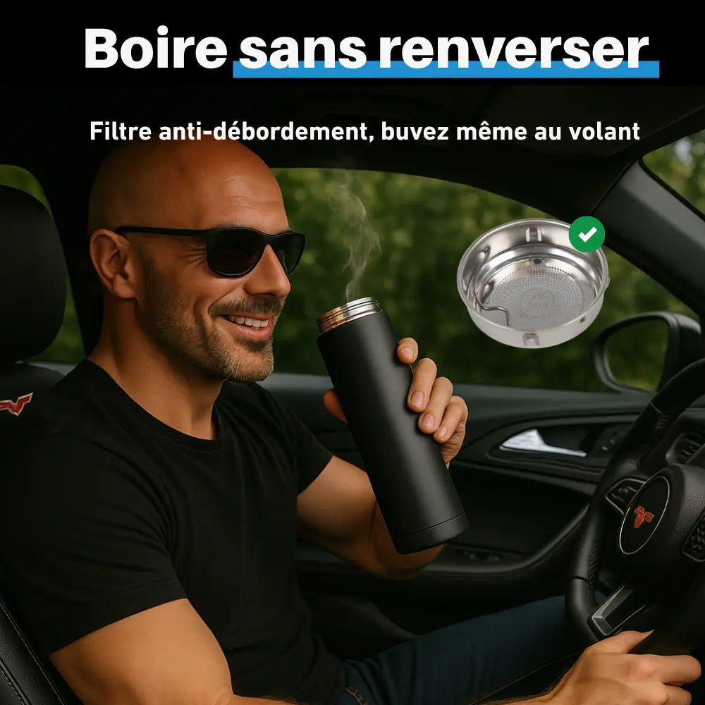 Homme buvant du café chaud dans un thermos isotherme noir avec filtre anti-débordement au volant