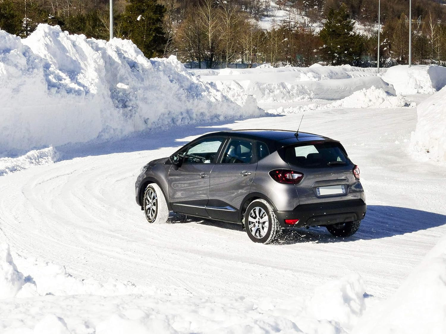 Chaussettes neige Michelin SOS Grip sur parking voiture 